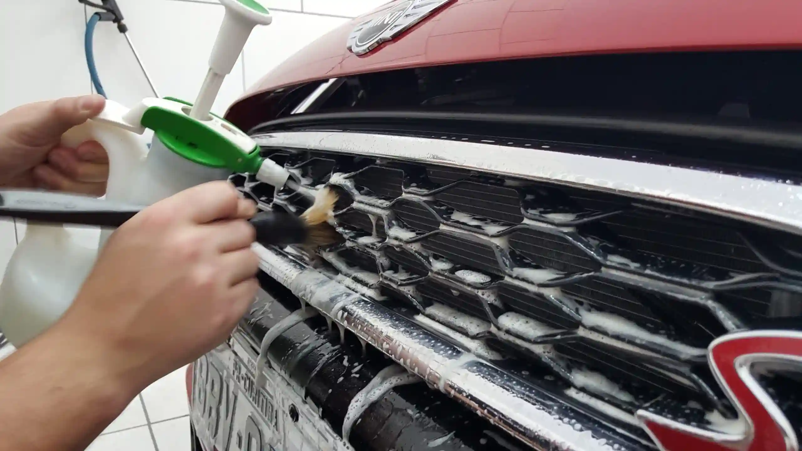 Carro com brilho espelhado após serviço premium